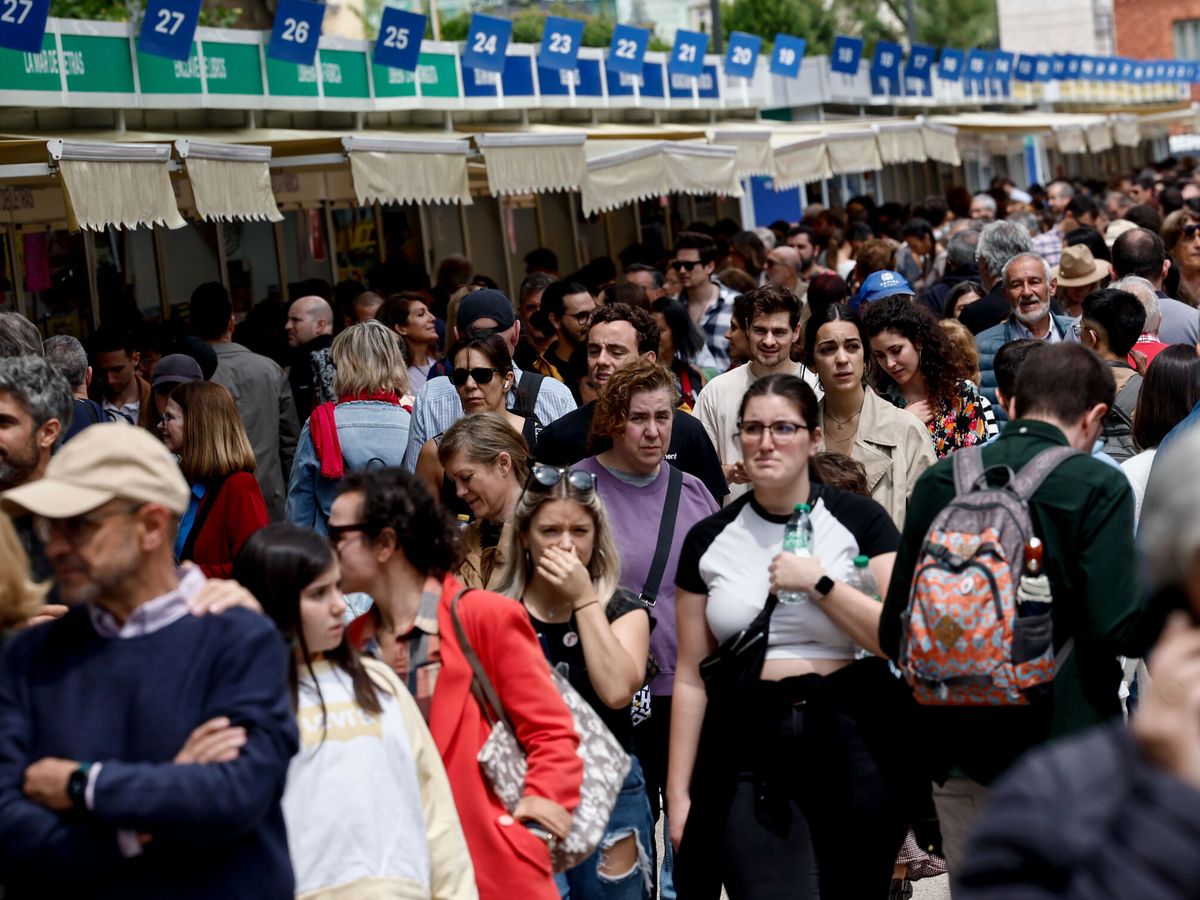 Foto: El primer fin de semana de la Feria del Libro de Madrid. (EFE/Sergio Pérez)
