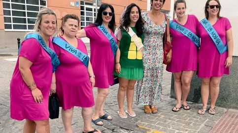 Elecciones Andalucía: acude a votar vestida de tortuga antes de su despedida de soltera