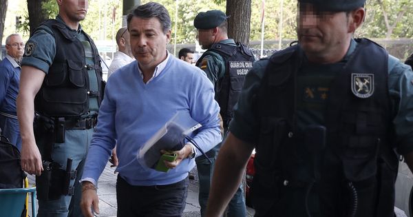 Foto: El expresidente de la Comunidad de Madrid, Ignacio González, en su despacho de la calle Alcalá, acompañado por Guardias Civiles. (EFE)