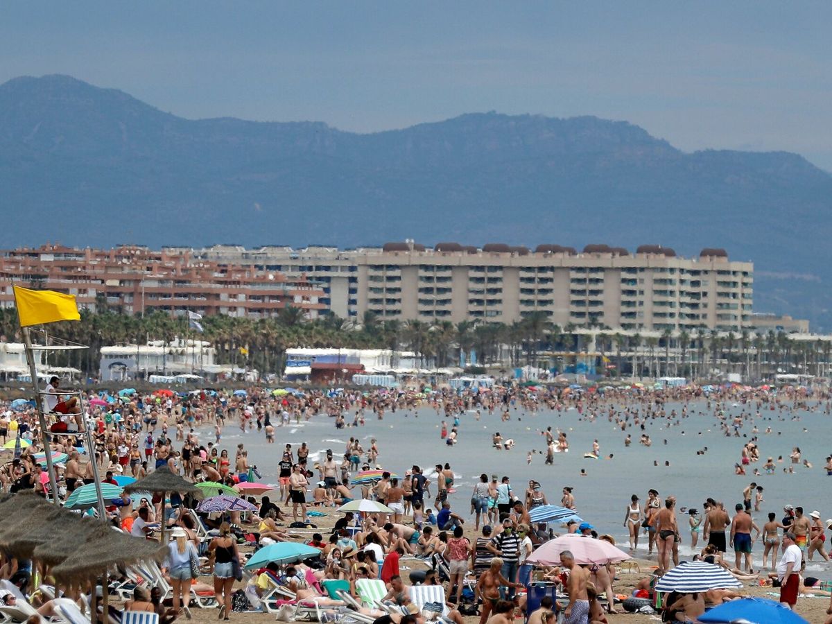 Foto: Imagen de las playas de Valencia a mediados de junio. (Efe)