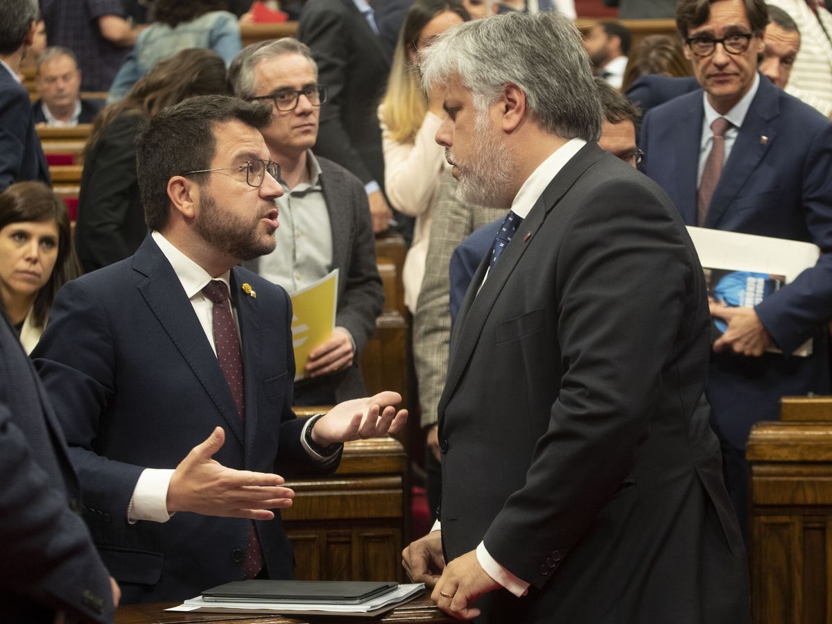 Foto: Pere Aragonès y Albert Batet en una sesión de control del Parlament (EFE/Marta Pérez)