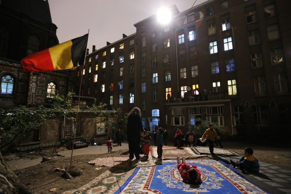 Niños juegan en el Gesu Squat, un convento abandonado en Bruselas (Reuters).