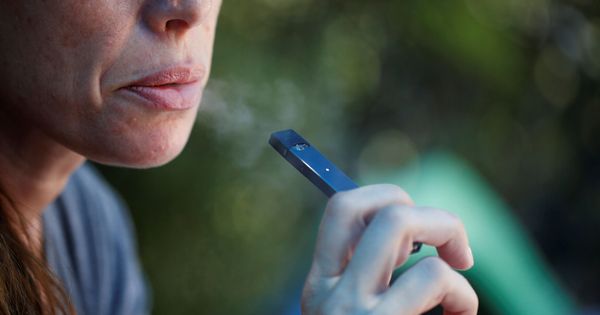 Foto: Una mujer fumando Juul, el cigarrillo electrónico que engancha a los adolescentes en EEUU y ahora llega a España. (Reuters)