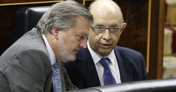 Foto: El ministro de Cultura, Íñigo Méndez de Vigo, dialoga con el ministro de Hacienda, Cristóbal Montoro. (EFE)