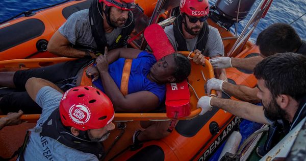 Foto: Marc Gasol, arriba a la derecha, en el momento del rescate en aguas del Mediterráneo. (Reuters)