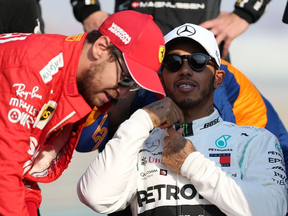 Foto: Vettel y Hamilton, en el ultimo Gran Premio de Abu Dabi. ¿Podría sustituir el británico al alemán en 2021? (EFE)