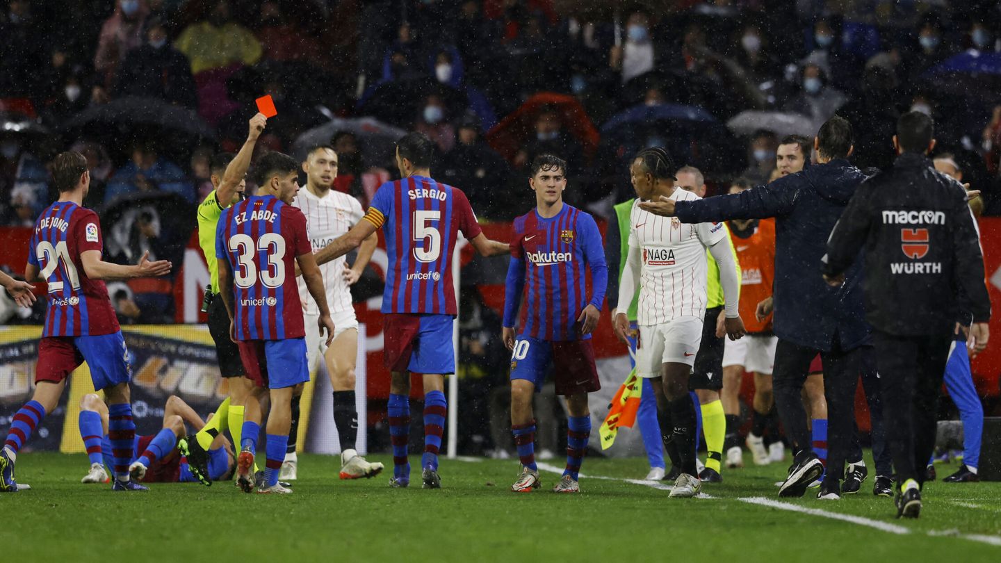 El Sevilla jugó más de la mitad de la segunda parte con uno menos. (Reuters/Marcelo del Pozo)