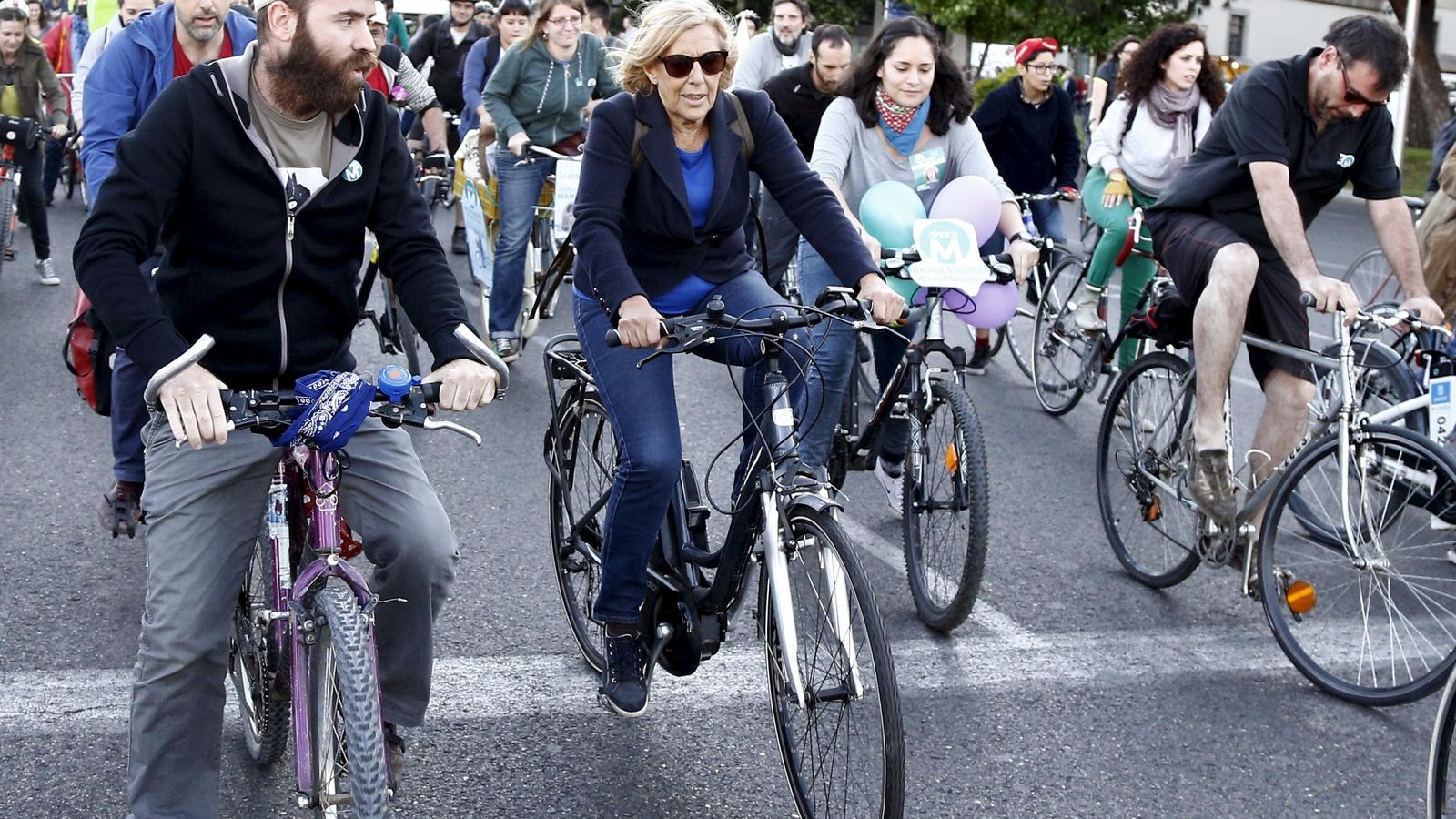 Foto: La alcaldesa de Madrid, Manuela Carmena, durante una marcha ciclista durante la campaña para reivindicar el uso de este transporte. (Reuters)
