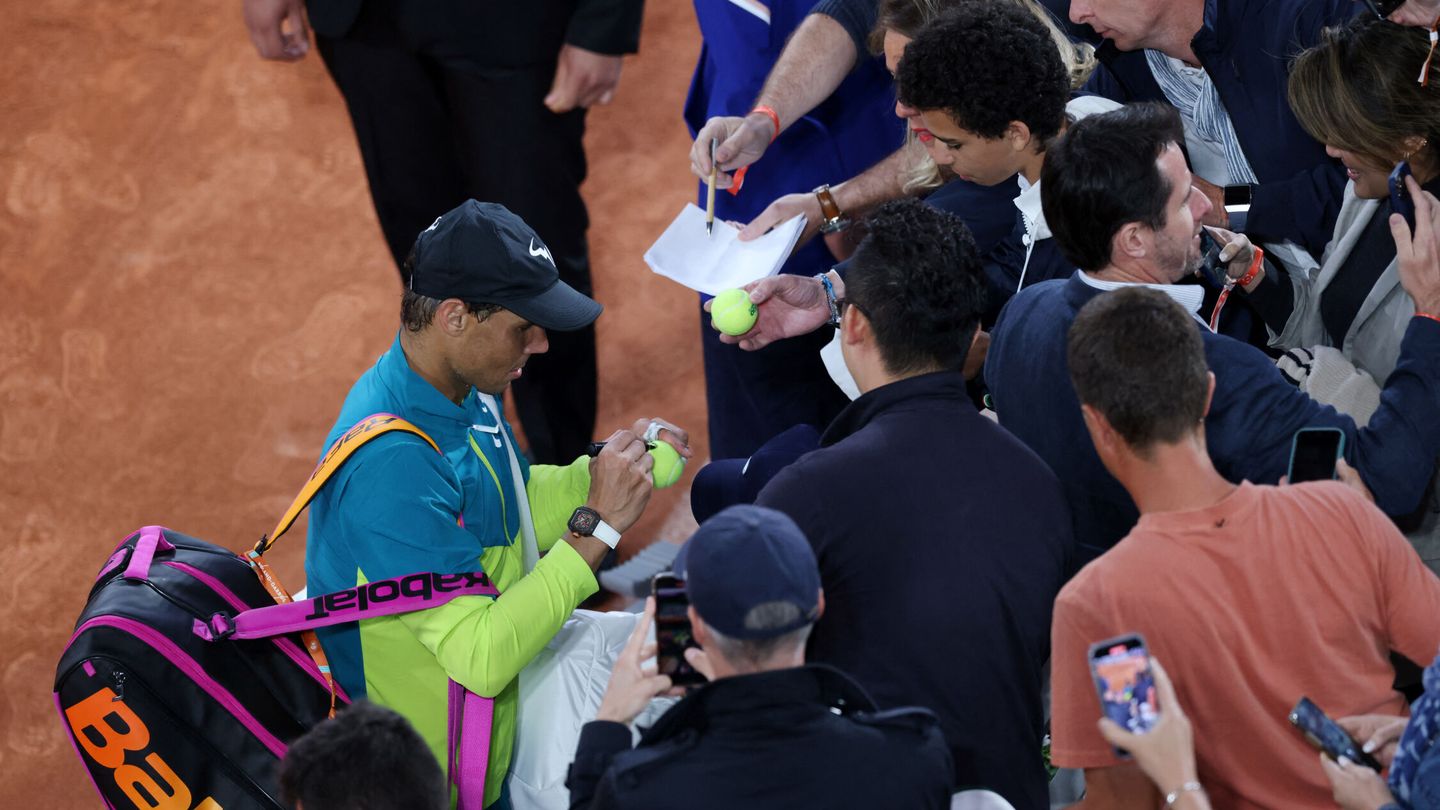 Rafa Nadal atiende a los aficionados tras el partido. (REUTERS/Yves Herman)