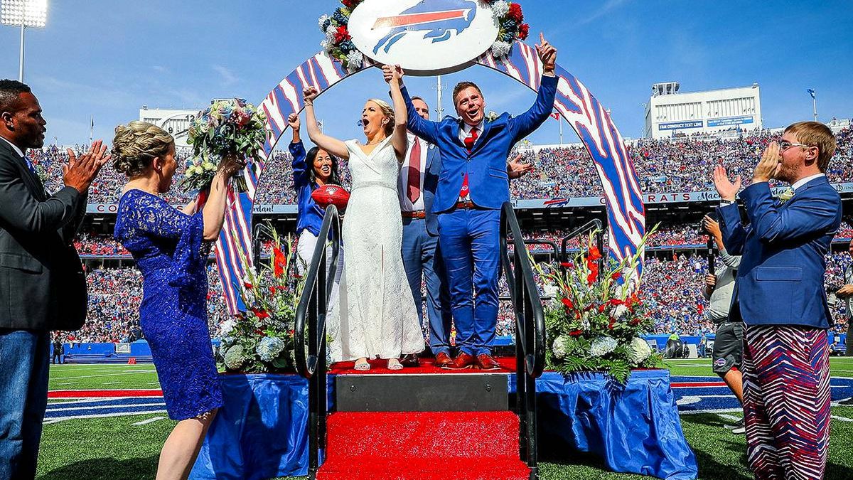 Lo nunca visto en la NFL: una pareja se casa en el descanso de un partido de su equipo