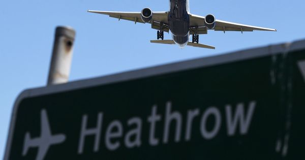 Foto: Un avión sobrevuela un cartel mientras se prepara para aterrizar en el Aeropuerto de Heathrow, en Hounslow, Reino Unido. (EFE)