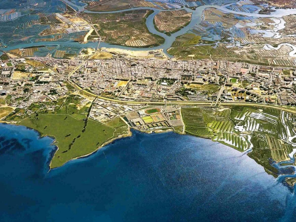 Foto: La isla que conforma San Fernando, en una imagen aérea. (Turismo Cádiz)