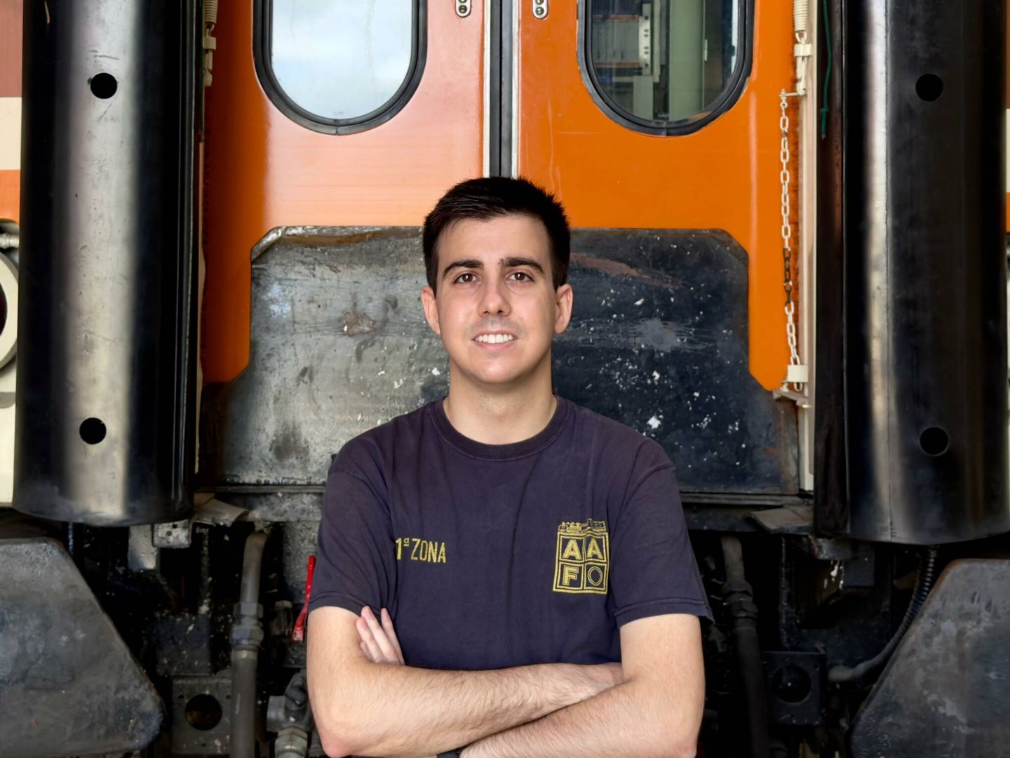 El conservador Gonzalo Vázquez frente a uno de sus trenes favortios. (Cedida)