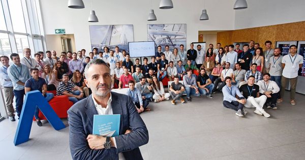 Foto: Javier Jiménez, director de Lanzadera, con los emprendedores seleccionados para la edición 2017-2018.