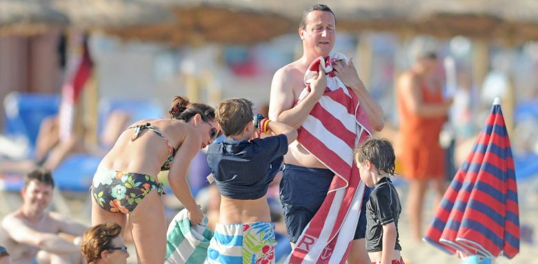David Cameron con su mujer Samantha y sus hijos durante unas vacaciones en Mallorca. (I.C.)
