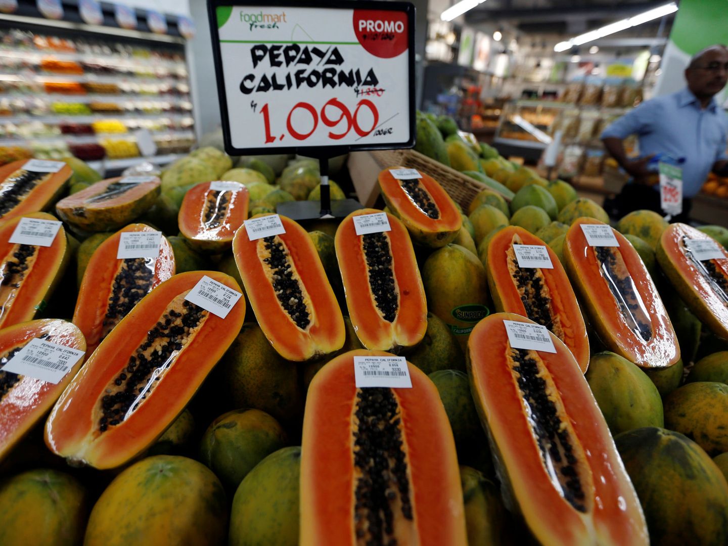 Sección de fruta de un supermercado con papayas.