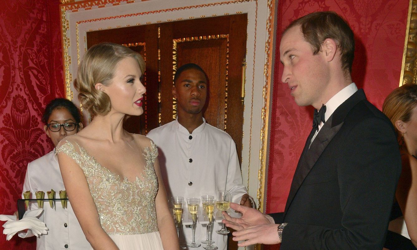 Taylor Swift y el príncipe Guillermo en 2013. (Reuters)