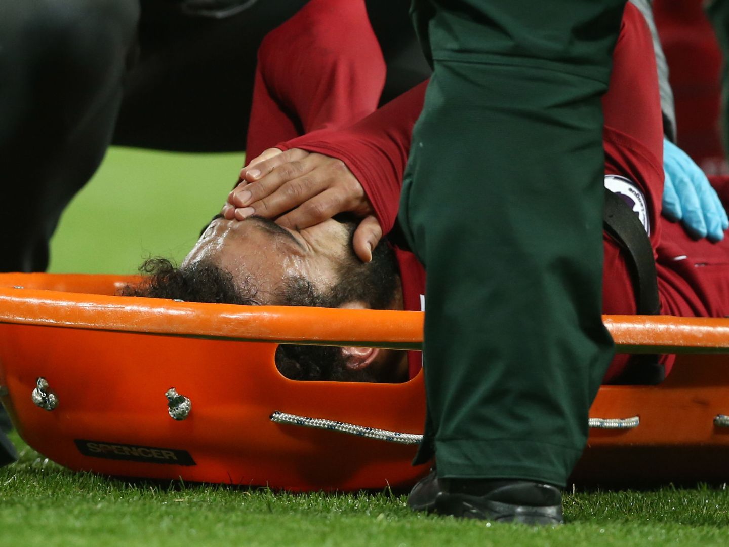 Salah rompe a llorar antes de ser retirado en camilla este sábado. (EFE)