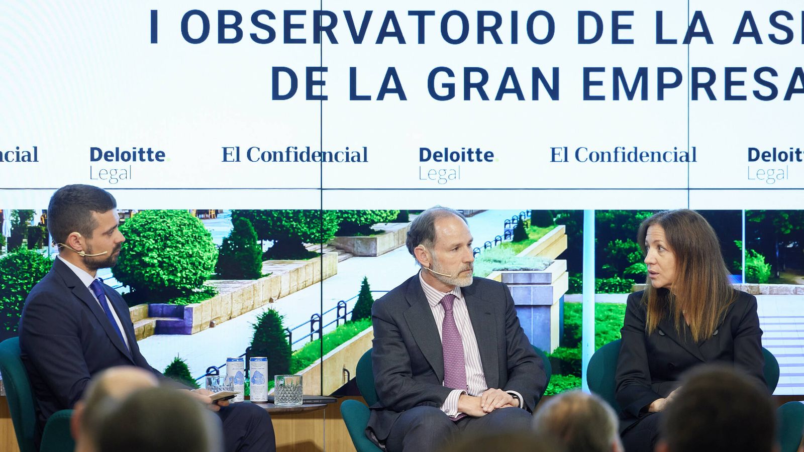 Pedro del Rosal (El Confidencial), Jaime Pérez Renovales (Banco Santander) y Elena Roldán (AENA), durante la mesa redonda.