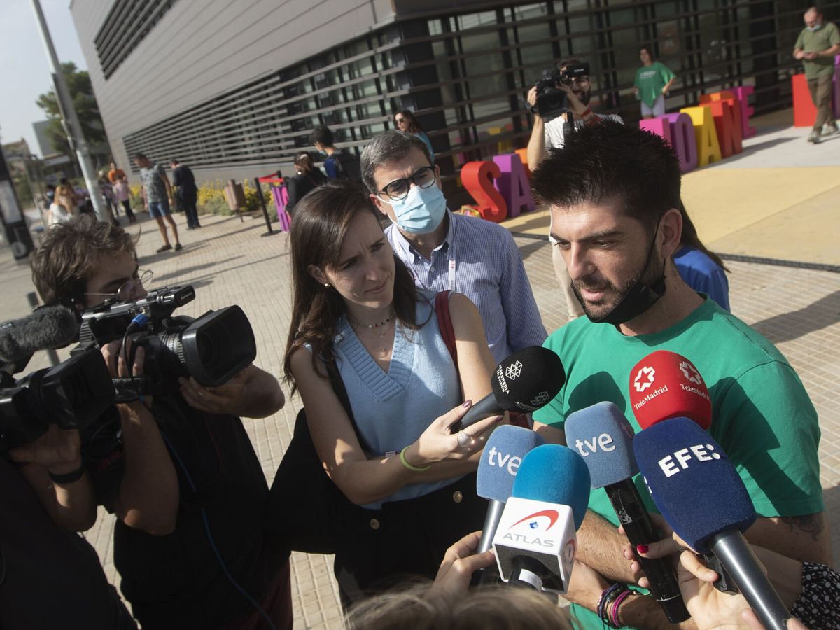 Foto: Alejandro Romero, padre de Oliver, atiende a los medios a su llegada a Barcelona desde México. (EFE/Marta Pérez)