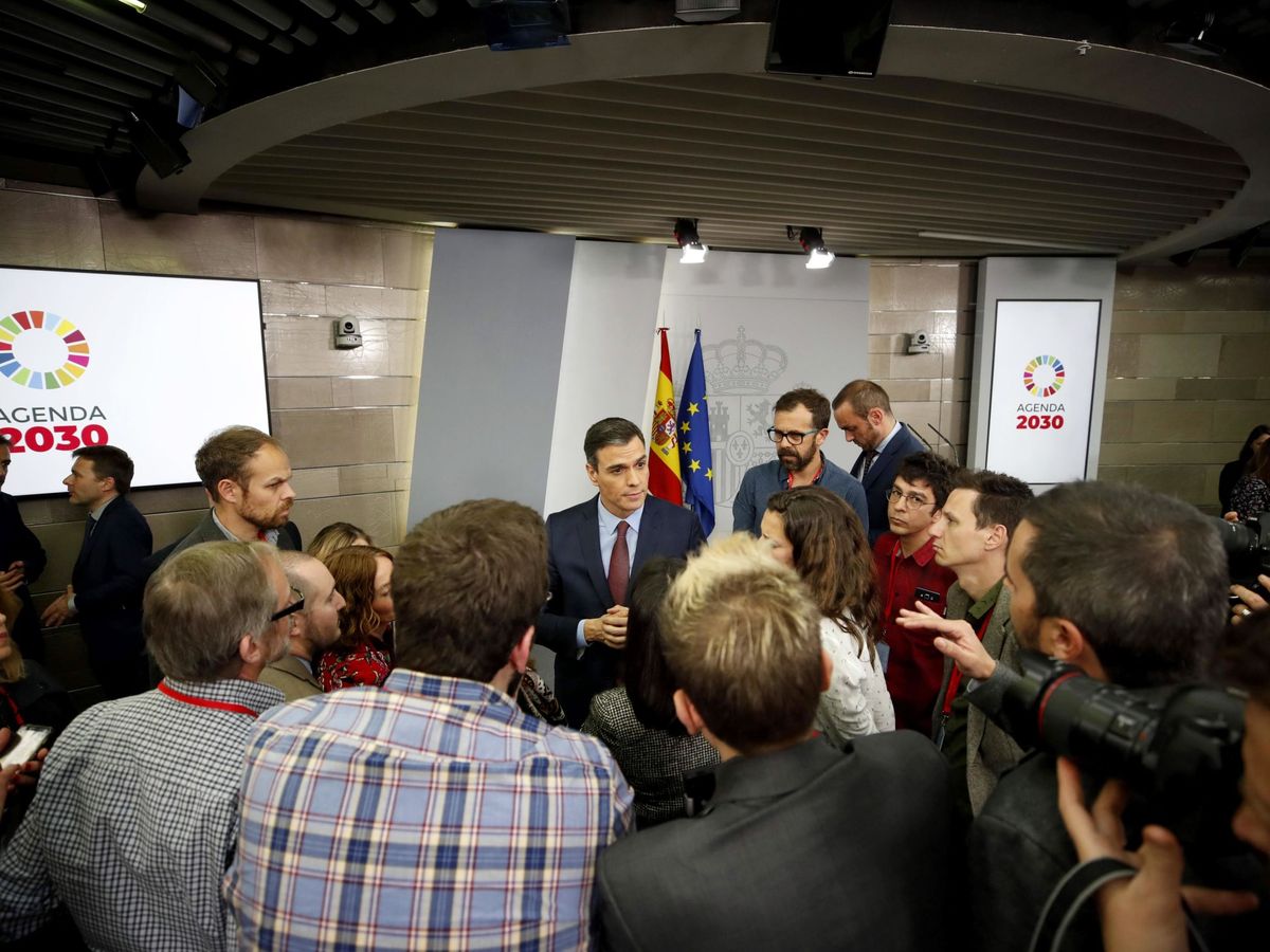 Foto: Pedro Sánchez, hablando con los periodistas este 10 de marzo tras su rueda de prensa en la Moncloa. (EFE)