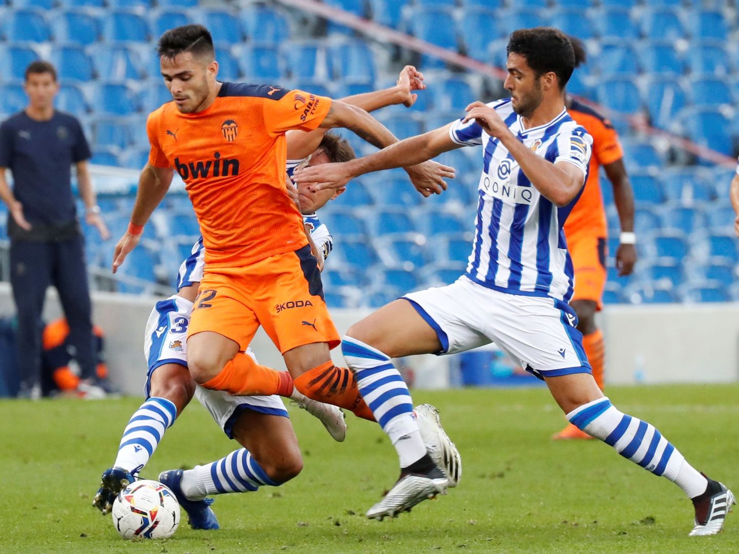 Mikel Merino disputa un balón con Maxi Gómez durante el partido de LaLiga de la Real contra el Valencia. (EFE)