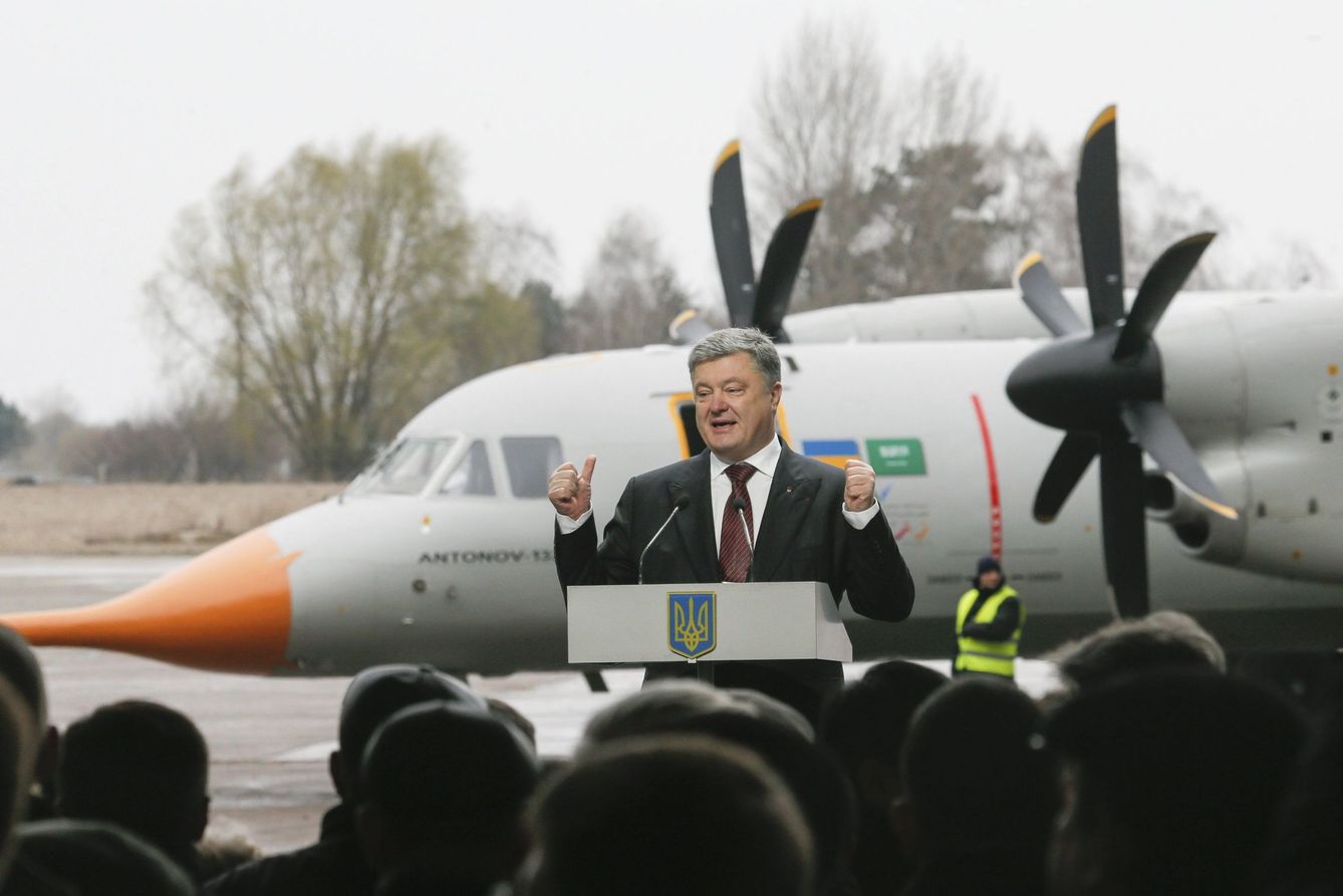 El presidente de Ucrania, Petró Poroshenko durante una rueda de prensa en el aeropuerto de Gostomel, Kiev, el 31 de marzo de 2017. (EFE)