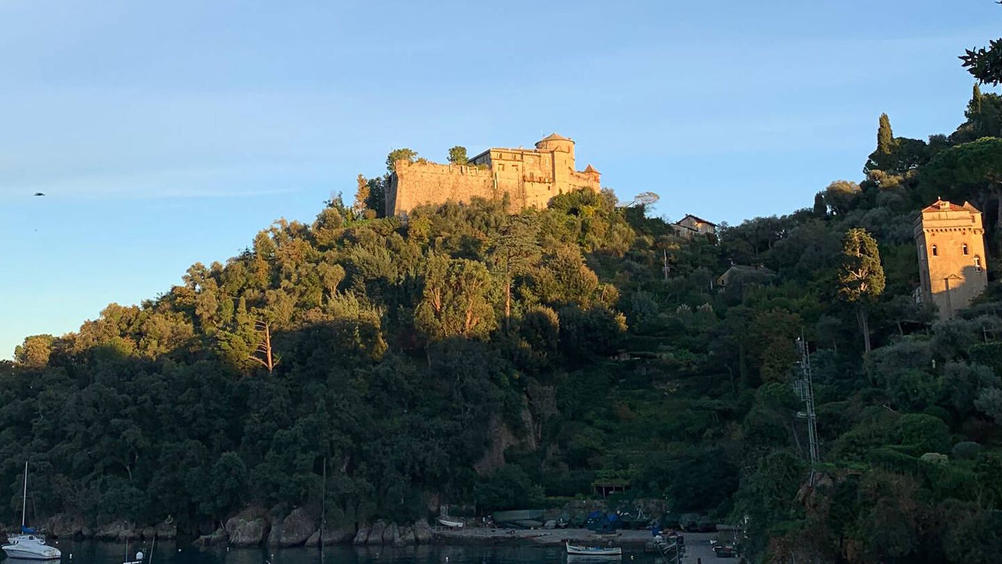 Así es el castillo Brown visto desde la bahía de Portofino. (Cortesía/Castellobrown.com)