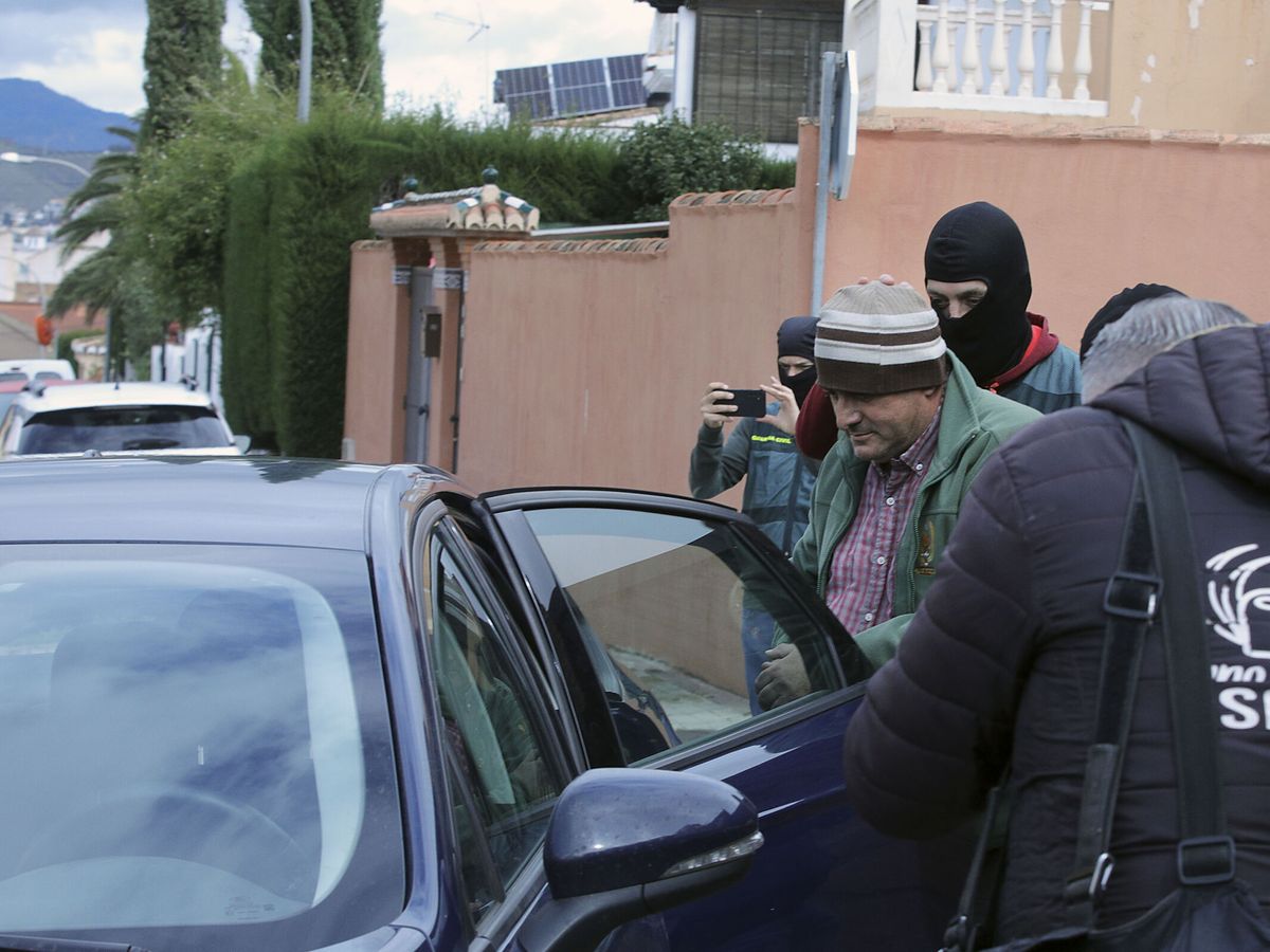Foto: El detenido es trasladado a dependencias policiales tras la operación. (EFE / Pepe Torres)
