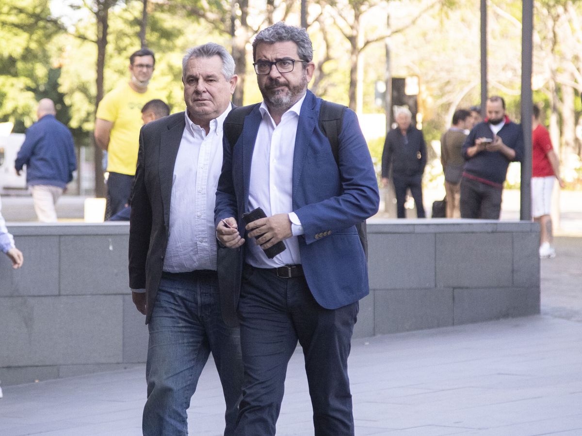 Foto: El exdirigente de CDC Víctor Terradellas (i), acompañado por su abogado Francesc Sánchez. (EFE/Marta Pérez)