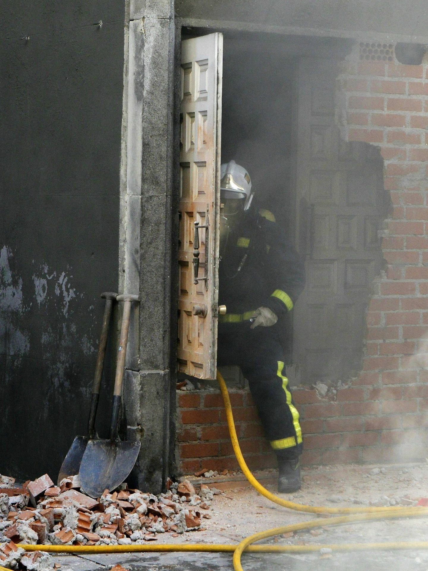Incendio del sótano del Teatro Albéniz de Madrid, todavía okupado. (EFE/J.J. Guillén     ) 