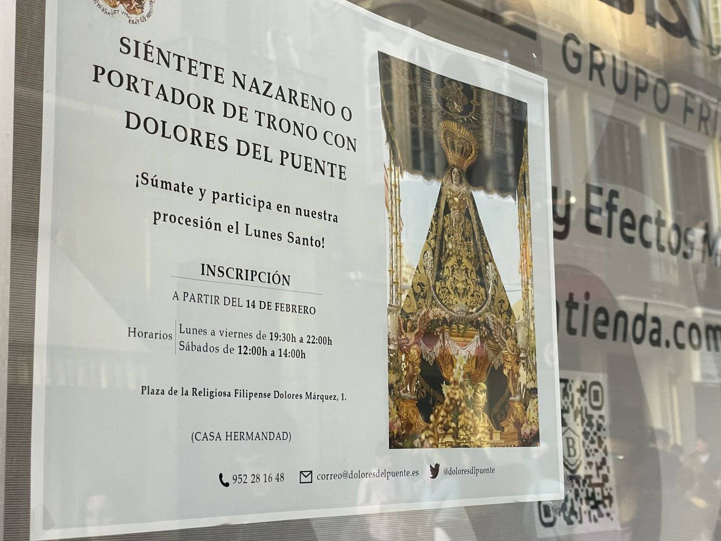 Un cartel pide en Málaga hombres de trono. (A. R.)