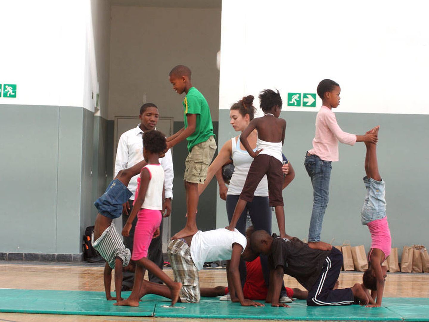 Niños portadores del VIH aprenden acrobacias un el circo. (J. B.)