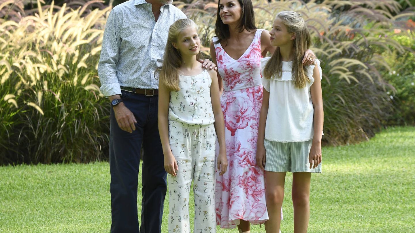 Letizia con Felipe VI y sus hijas en el posado de Marivent. (Limited Pictures)
