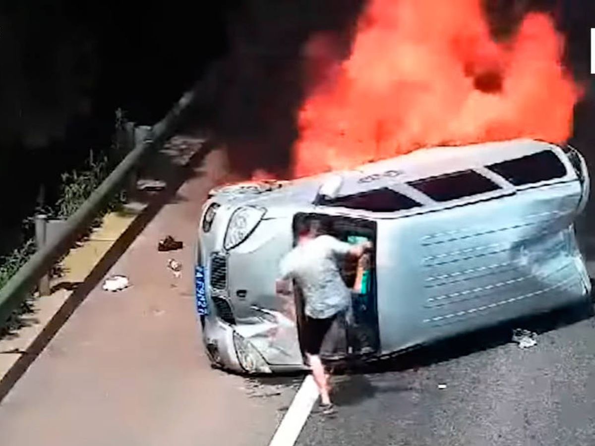 Foto: El motorista salvó de una muerte segura a los pasajeros atrapados en la furgoneta (Foto: YouTube)
