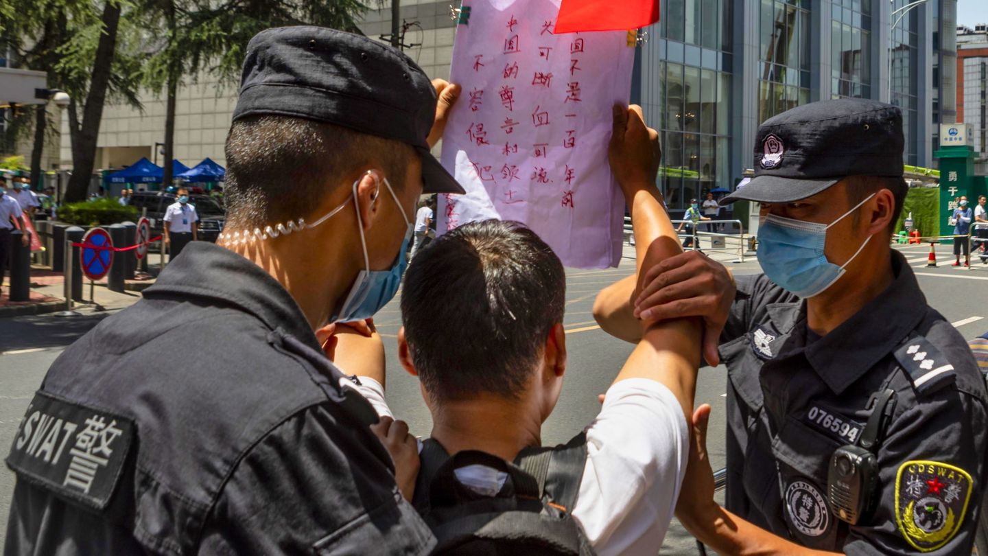 Detención de un manifestante que gritaba consignas a favor de China frente al edificio del consulado de EEUU en Chengdu (EFE)