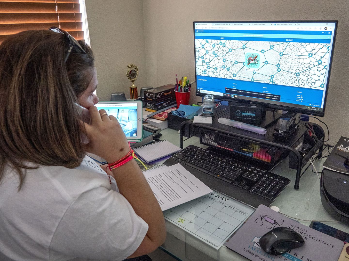 Diana Artiles, una voluntaria, hace rastreo de contactos en Florida. (EFE /EPA)