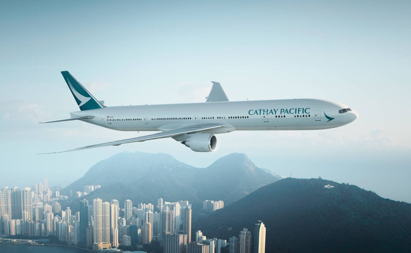 Un Boeing 777 de Cathay Pacific sobre Hong Kong.