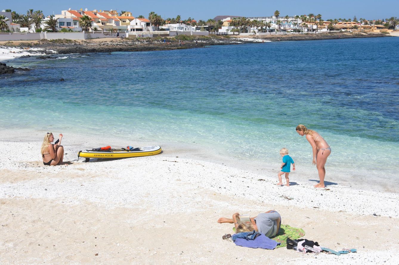 Turistas, pese a la pandemia, en las playas de Fuerteventura, donde el turismo es una importante vía de ingresos. (EFE)