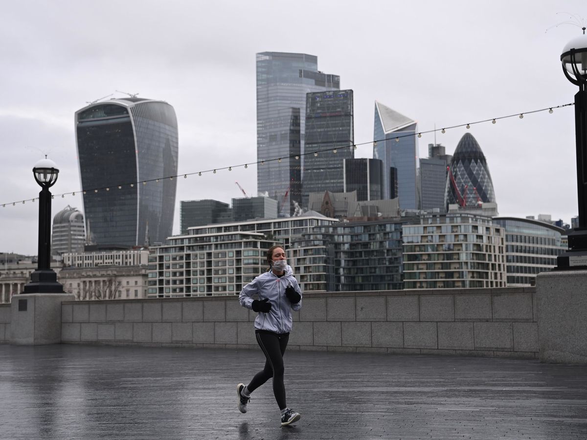 Foto: Una solitaria corredora, cerca de la City de Londres. (EFE)