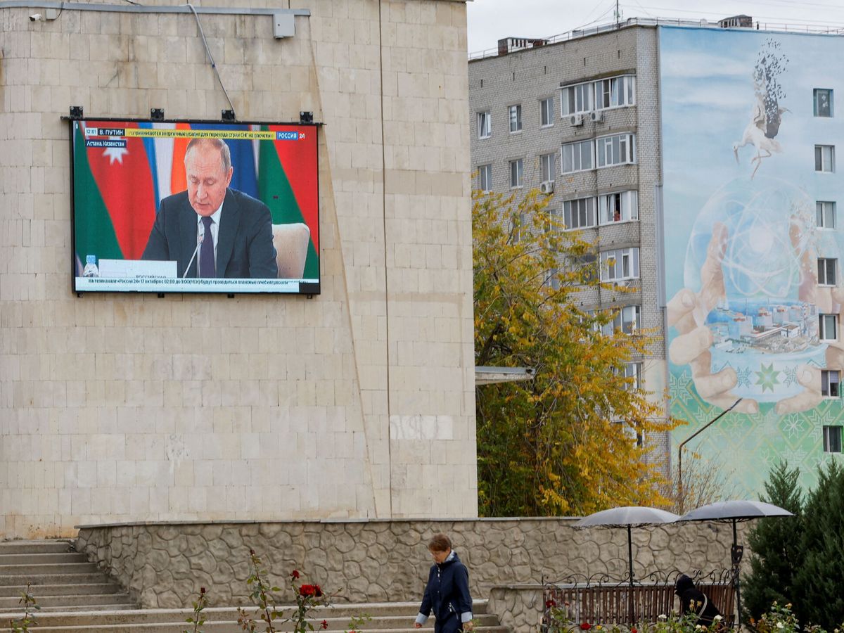 Foto: Comparecencia de Putin a través de una pantalla en Enerhodar, Zaporiyia. (Reuters/Alexander Ermochenko)