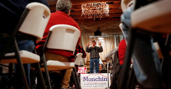 Foto: El senador Joe Manchin habla ante votantes en Peach Creek, Virginia Occidental. (Reuters)