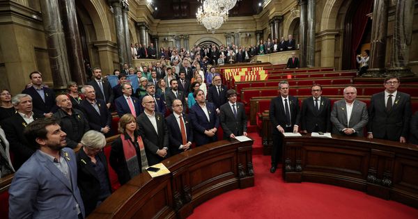 Foto: El Gobierno catalán y los diputados independentistas cantan Els Segadors tras la declaración de independencia. (Reuters)