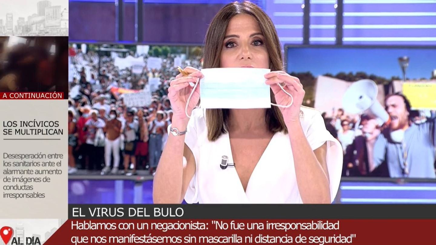 Mónica Sánz muestra su mascarilla. (Mediaset)