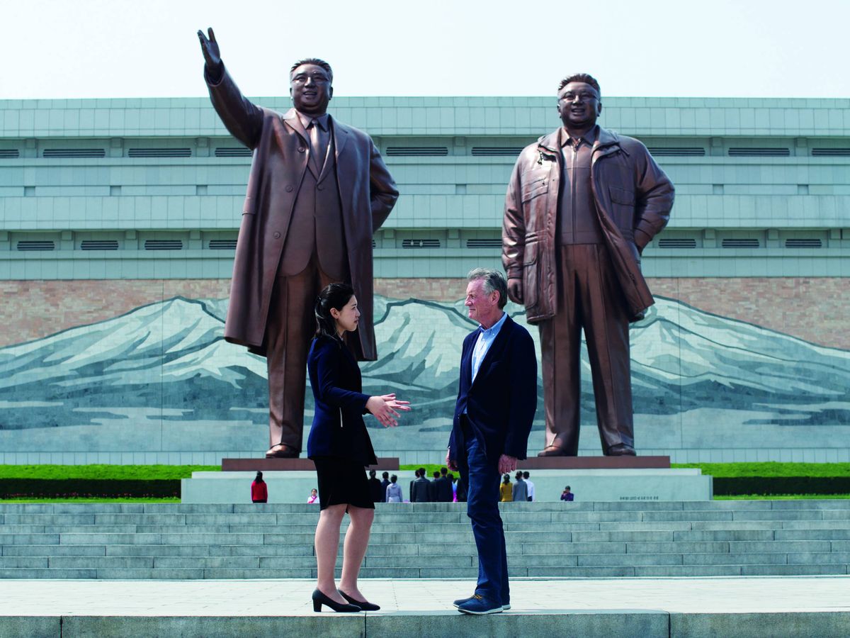 Foto: Michael Palin junto a su guía en el Gran Monumento de Mansu