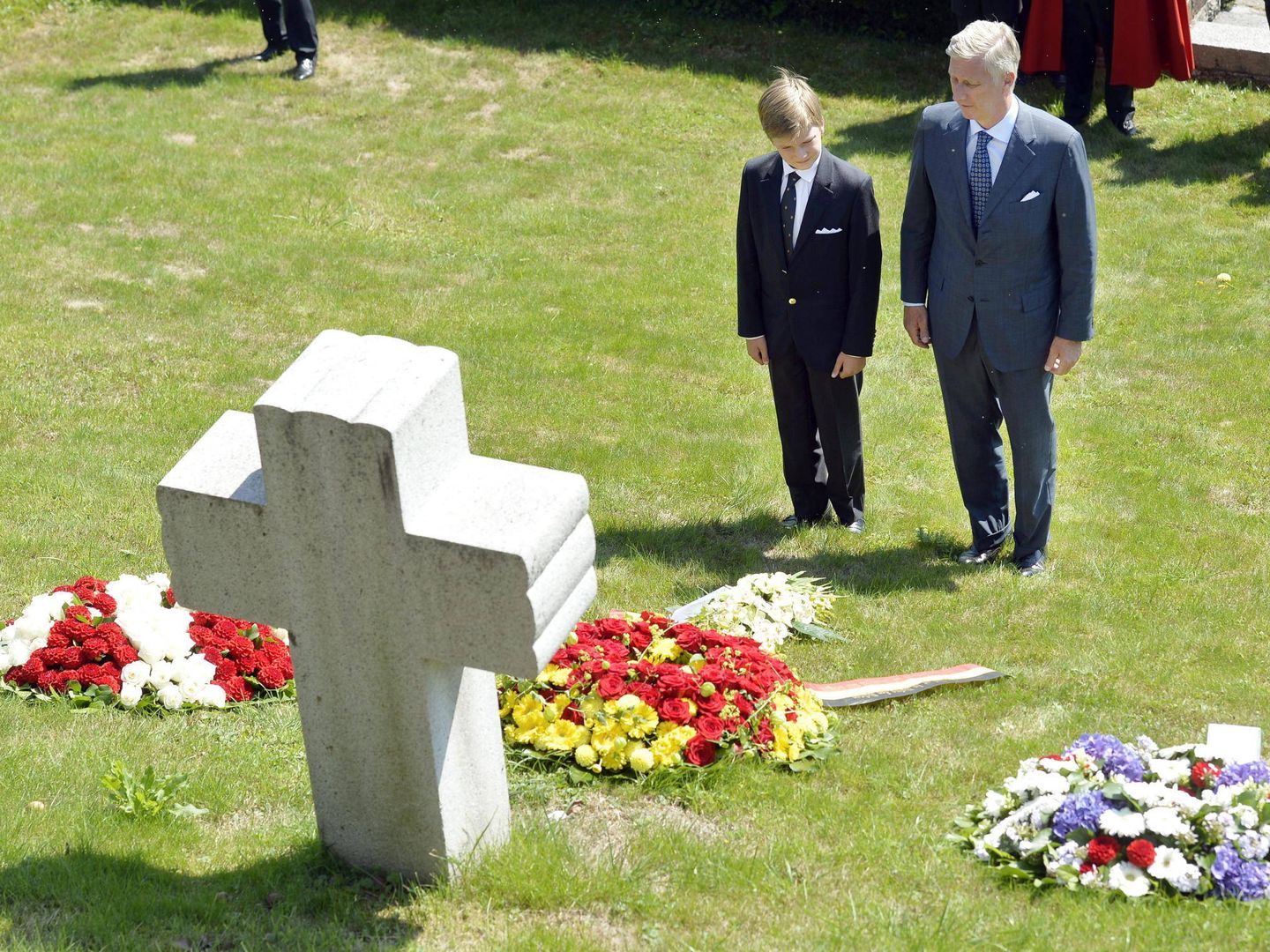 Una cruz en el pueblo suizo de Küsnacht conmemora la muerte de la reina Astrid. En la imagen, el rey Felipe y su hijo. (CP)