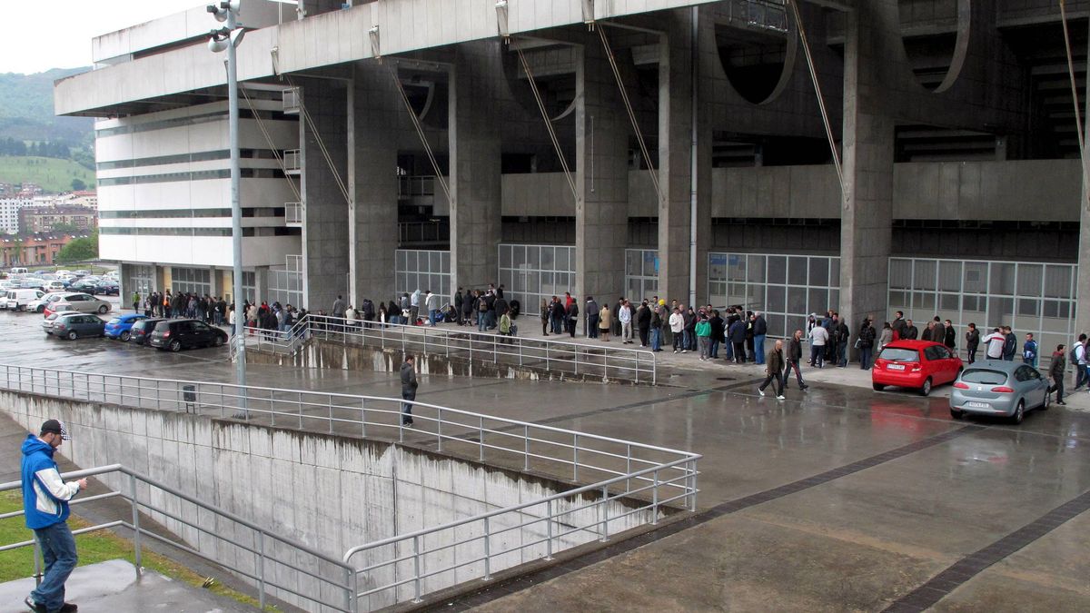 El lanzamiento de un petardo obliga a suspender el partido Oviedo-Ferrol
