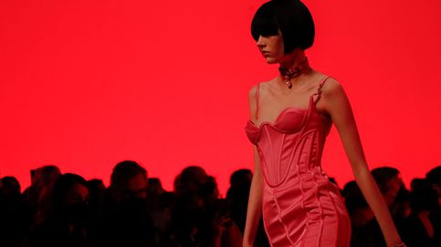 Versace rememora la fiebre de los años 90 con el corsé como protagonista