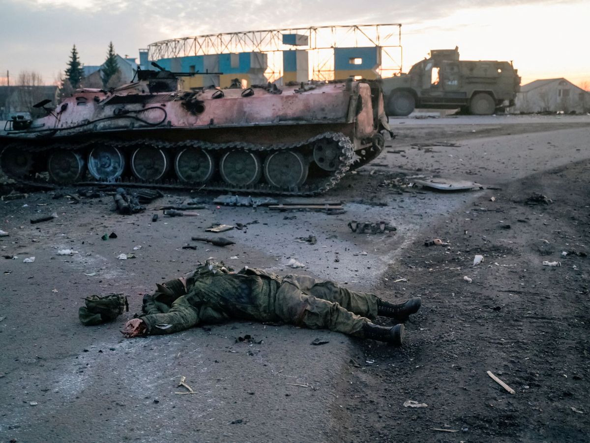 Foto: Una foto del inicio del conflicto del cuerpo de un soldado tendido en el suelo que el Ejército ucraniano aseguró que era el cuerpo de un soldado ruso, cerca de Járkov. (Reuters/Maksim Levin)