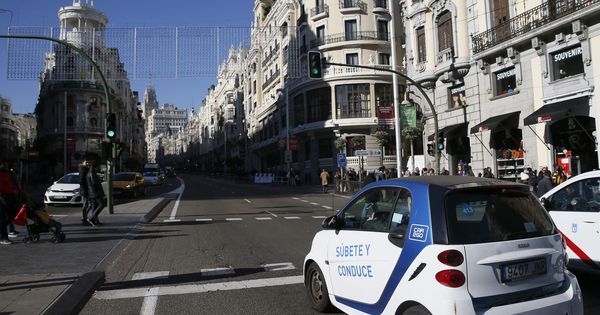 Foto: Un coche eléctrico de alquiler de la empresa "Car2go", a su paso por la Gran Vía madrileña. (EFE)